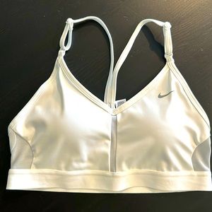 Nike women’s Training sports bra aside: M